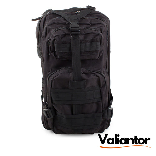 Mochila táctica militar 28L negra vista frontal, con bolsillos delanteros y sistema MOLLE