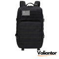 Mochila táctica militar 45L de asalto negra con panel de velcro y parche de bandera de EE.UU., vista frontal