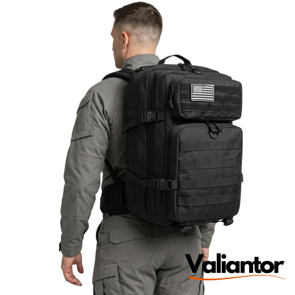 Hombre llevando la mochila táctica militar 45L de asalto a la espalda, vista trasera en uso