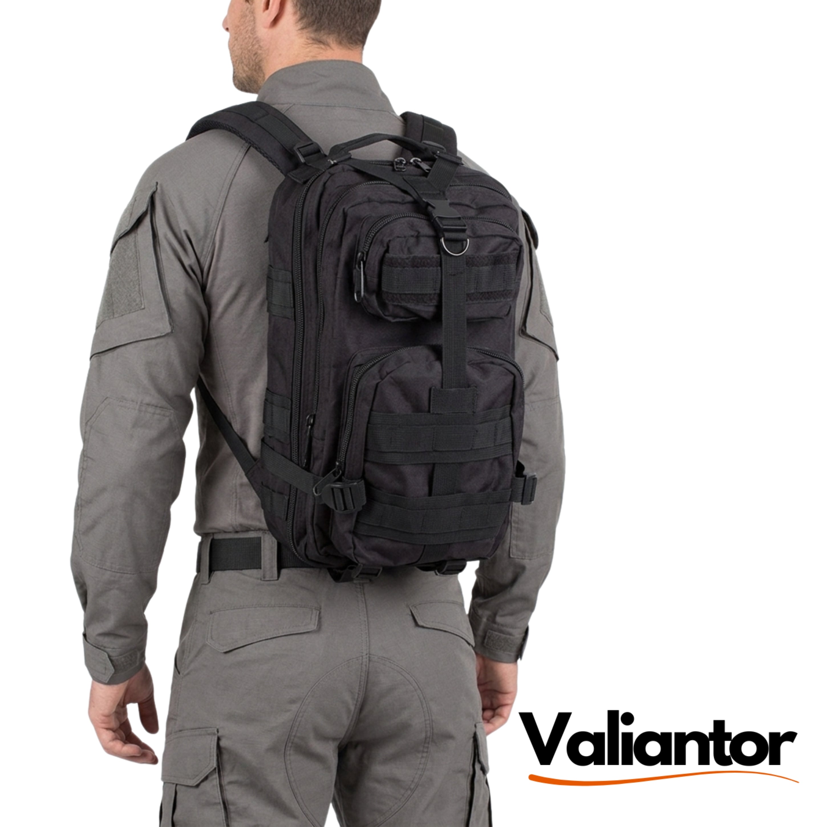 Hombre llevando la mochila táctica militar 28L a la espalda, vista trasera en uso