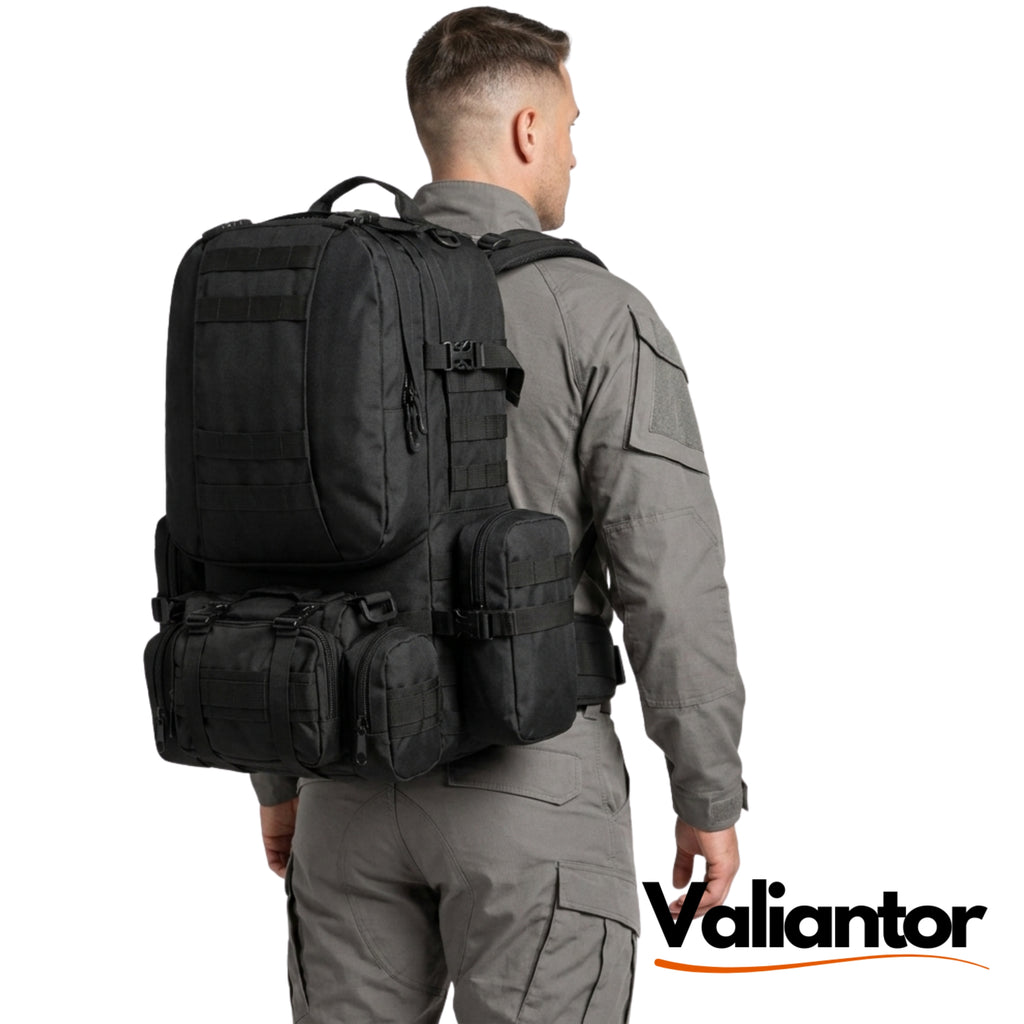 Hombre con ropa táctica llevando la mochila militar modular 48,5L