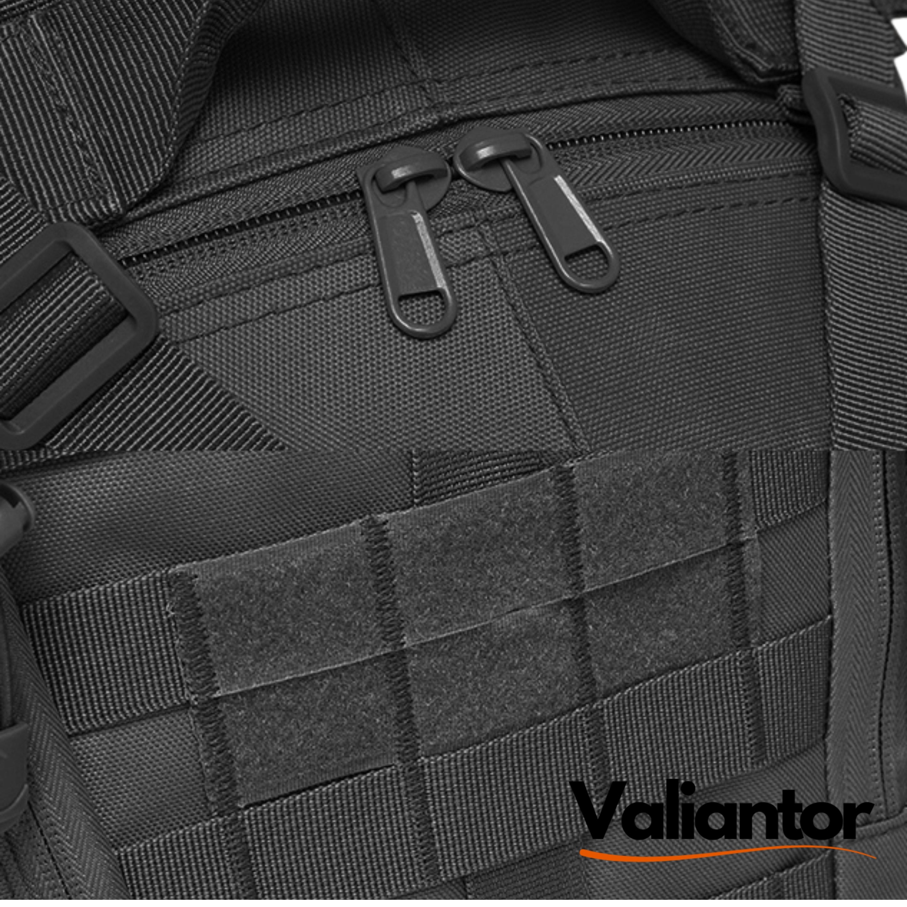 Detalle del tejido Oxford 800D de la mochila táctica militar 30L, con cremalleras de doble carro, cintas MOLLE y panel de velcro