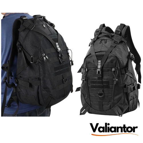 Hombre llevando la mochila táctica militar 30L negra a la espalda, vista en uso